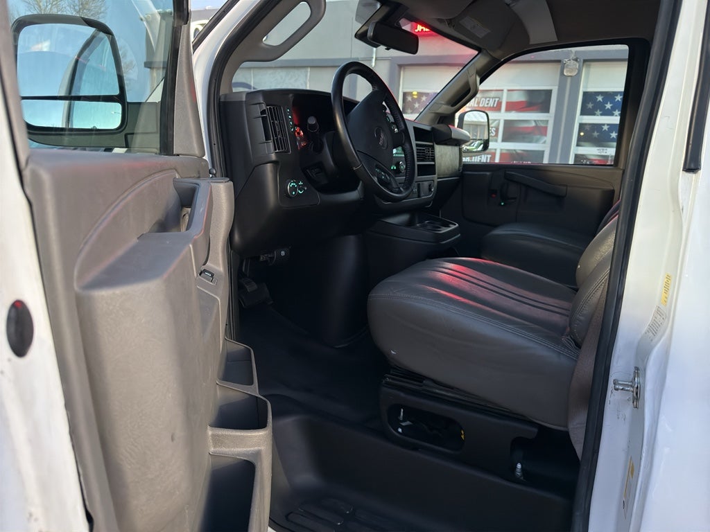 2023 GMC Savana Base